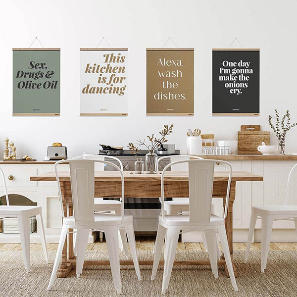 Küchenwand mit Typo Poster in einer Posterleiste aus Eichenholz von Typewine als Dekoidee für die Küche